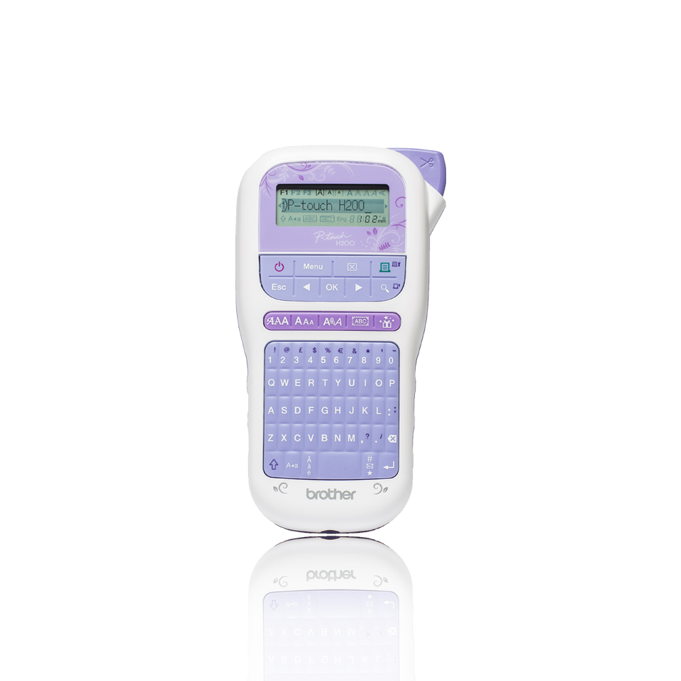 PTH200 - Rotuladora eletrónica de mão com design ergonómico para casa e para trabalhos manuais com teclado QWERTY. Cor lavanda e branco. Larguras de fitas: 3,5 / 6 / 9 / 12mm. Corte de fita manual - Teclado QWERTY - Visor LCD 